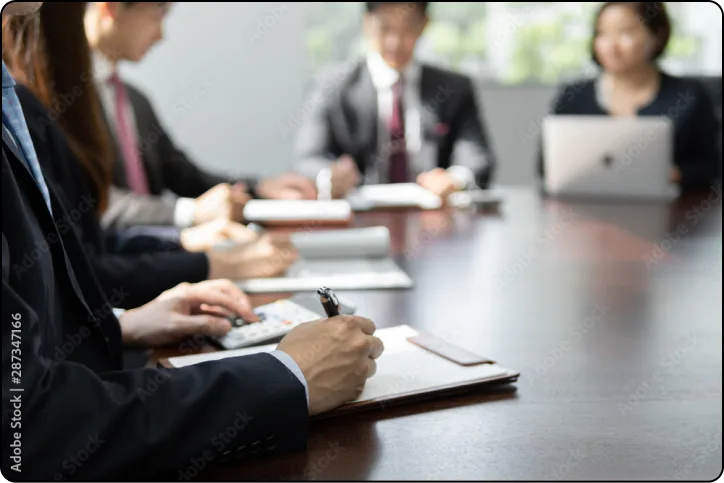会議室で書類を確認する人たち
