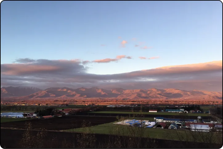 夕暮れの十勝平野と日高山脈