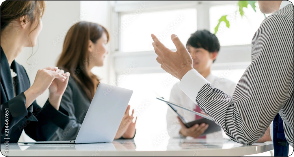 会議室で提案について話し合う人たち