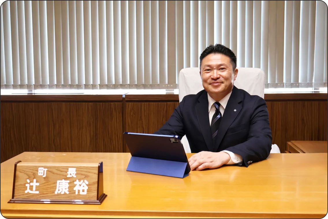 執務室の机に座る清水町長 辻康裕