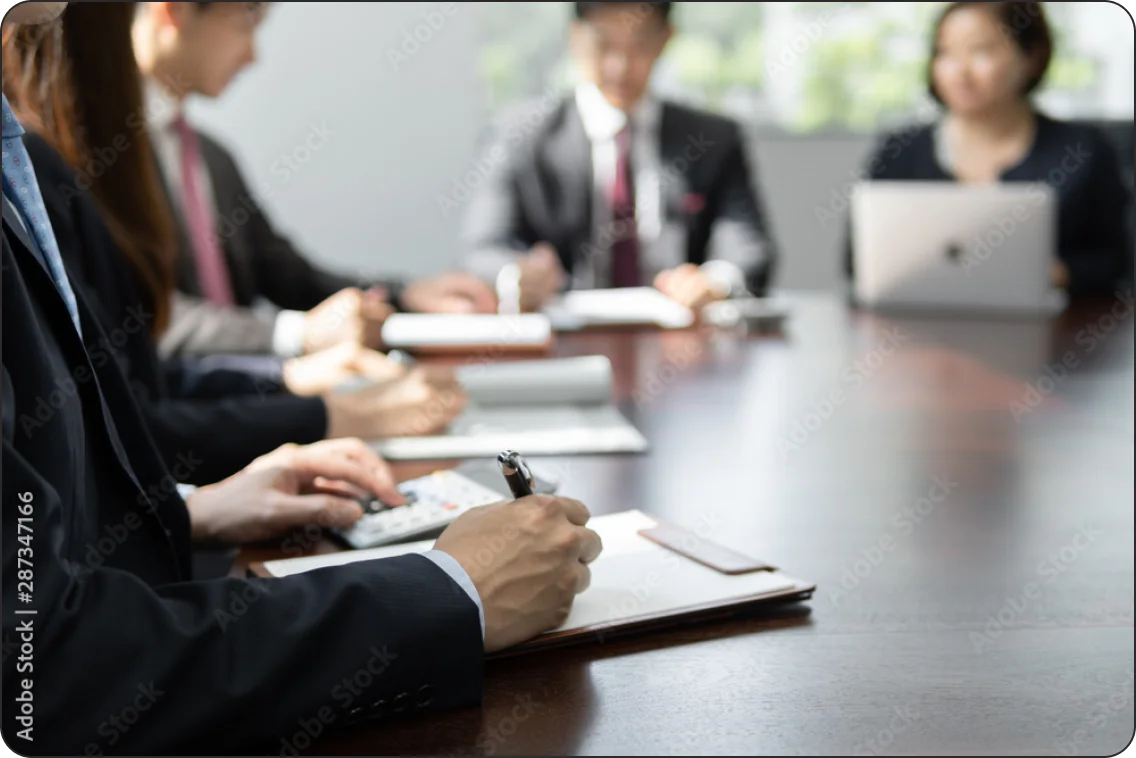 会議室で提案者と町の担当者が打ち合わせをする様子