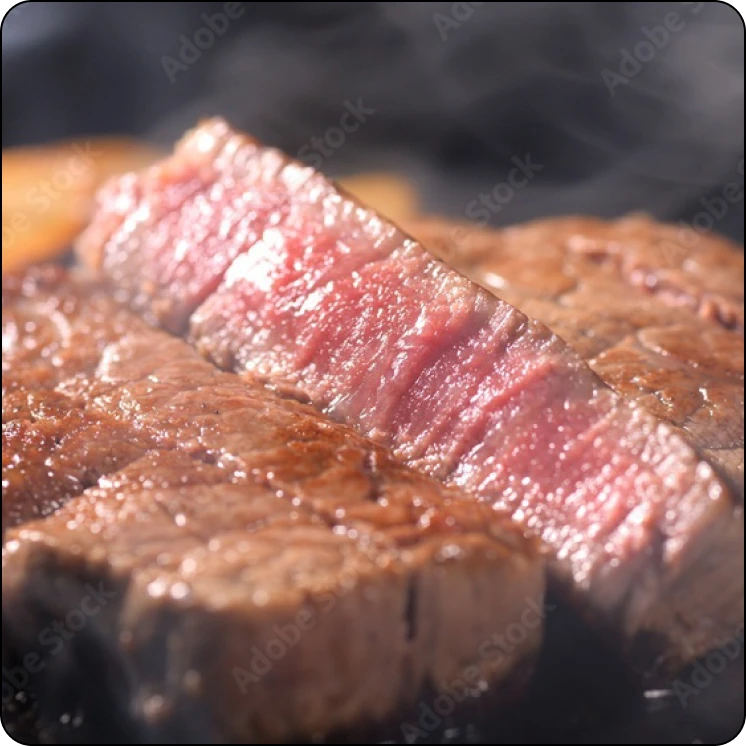 鉄板で焼かれた清水町産の牛肉ステーキ
