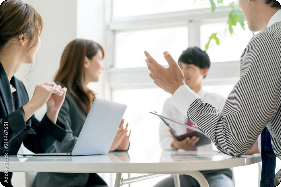 拍手をしながら打ち合わせをする人たち